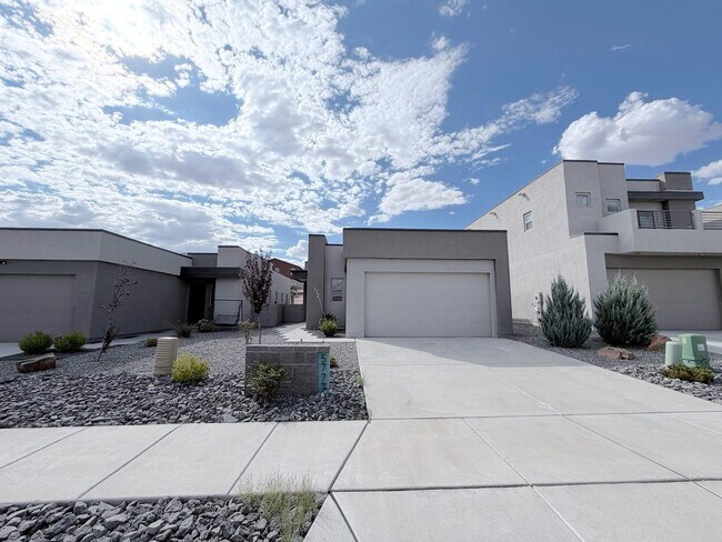 Building Photo - Beautiful 3 bed 2 bath home in Enchanted Hills area of Rio Rancho. Refrigerated Air! Near Hwy 550