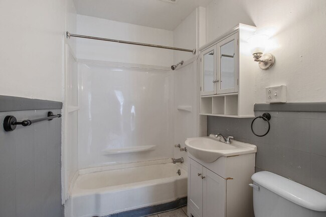 Building Photo - 519-521 Clarendon Street