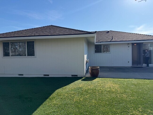 Building Photo - 3 Bedroom/ 2 Bathroom Single Level Home