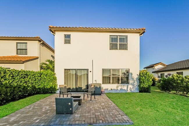 Building Photo - Annual rental - 3 bedroom / 2.5 bath - Fully furnished