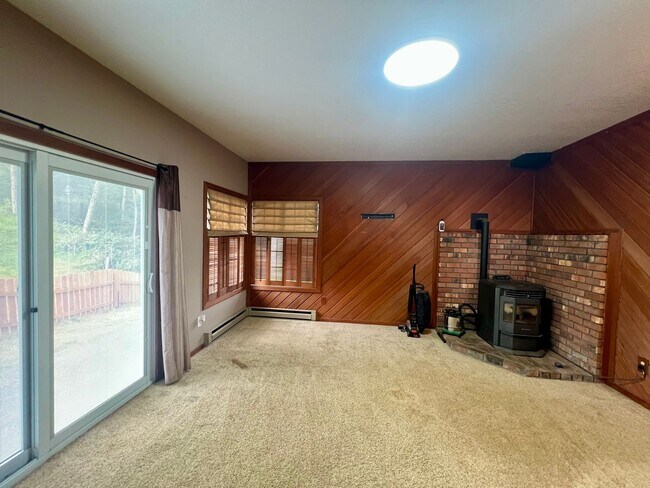 Building Photo - 1130 Hemlock Ct