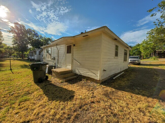 Building Photo - 2 Bedroom home in Tecumseh