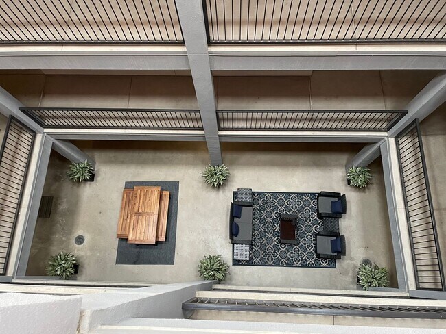 Building Photo - Celia's Court Unit #11