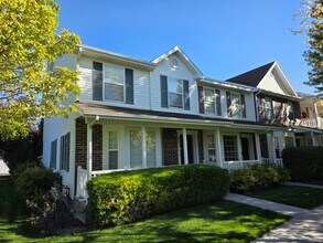 Building Photo - 3 bedroom Parkside Townhome!