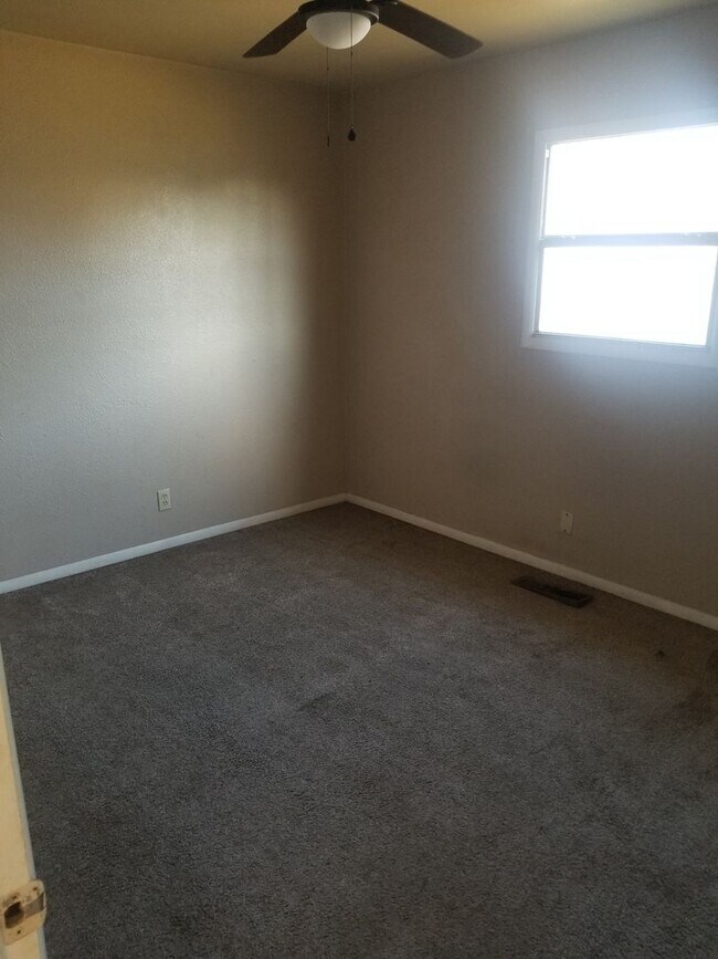 Building Photo - 422 Lahoma