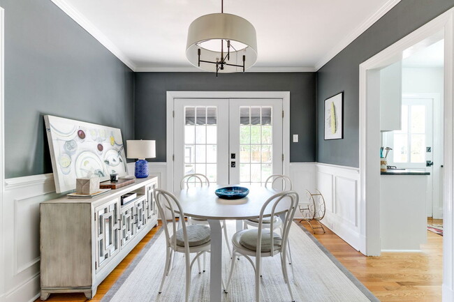 Building Photo - 5000 Bromley Ln