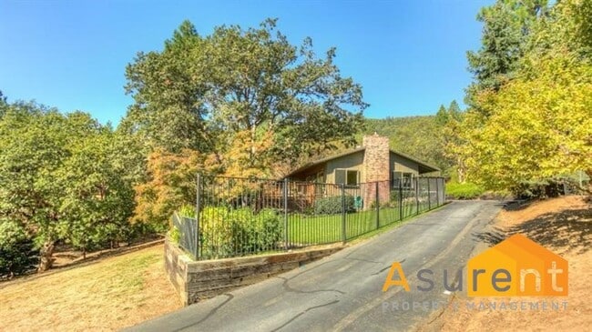 Building Photo - Amazing Property on 1.25 Acres Available S...