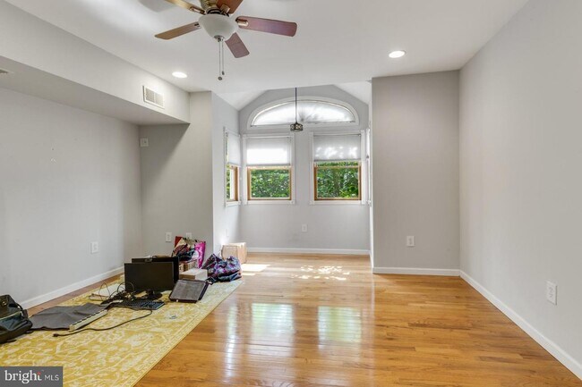 Building Photo - 920 S 16th St