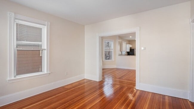 Building Photo - 32 Robinson St