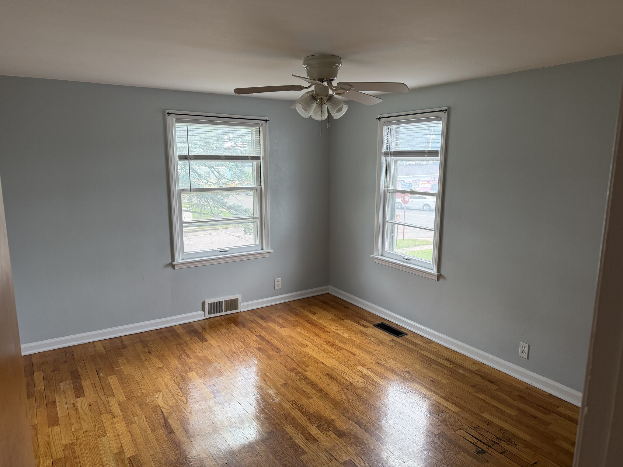 Building Photo - 947 Vassar Dr