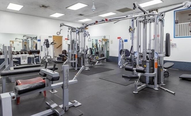 Building Photo - 6 Commodore Dr