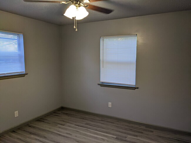 Building Photo - 402 Hickory St