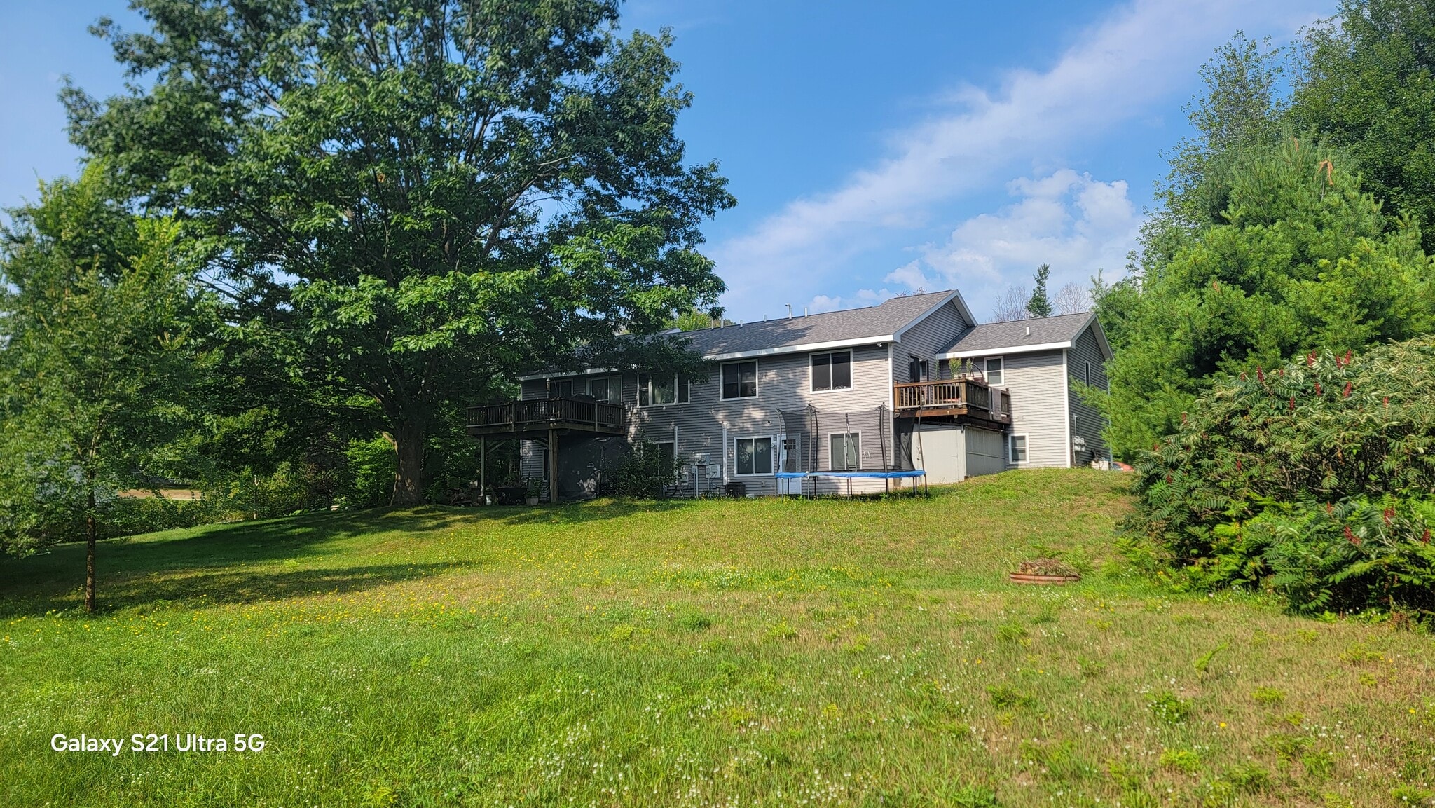 Large back yard - 4400 Manhattan W