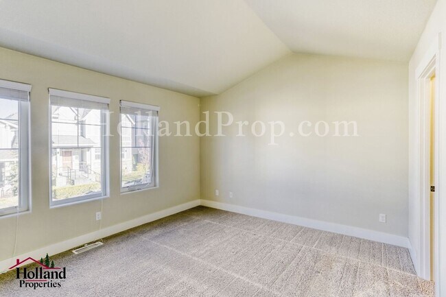 Building Photo - 3-Bedroom Beaverton Home with Granite Kitchen Island and Fireplace