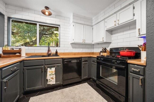 Building Photo - 705 Russet Valley Dr