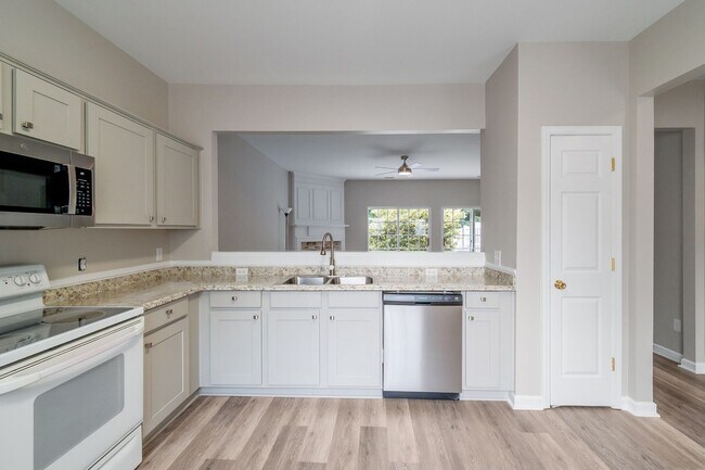 Building Photo - Spacious Townhome in Prime South Charlotte...