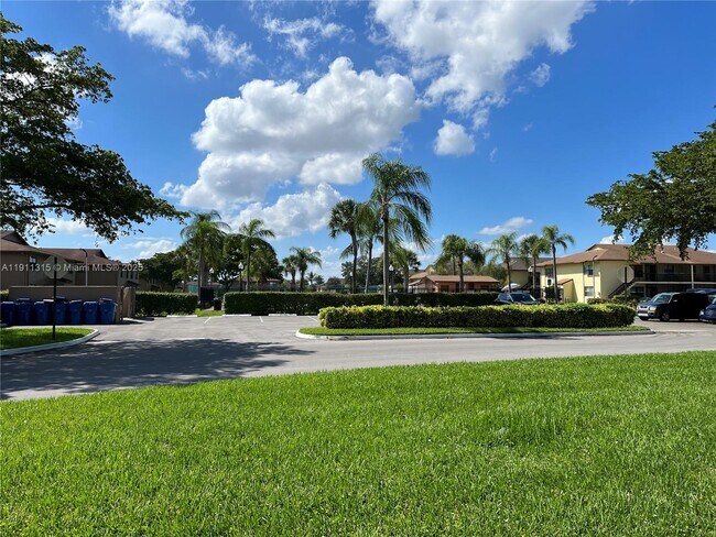 Building Photo - 10011 Winding Lake Rd