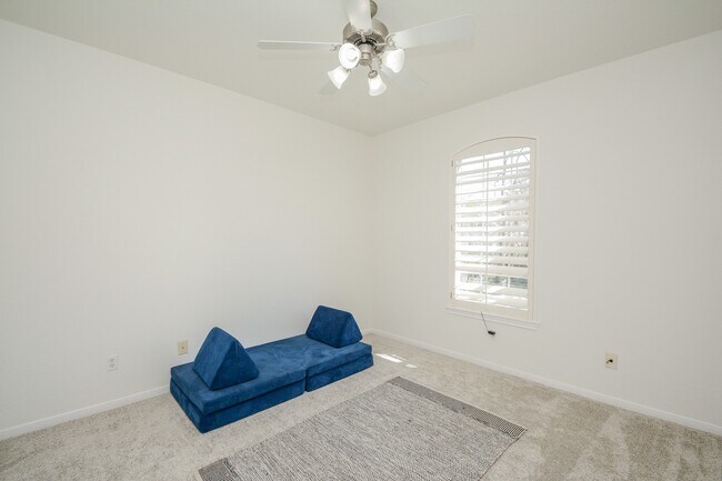 Building Photo - 14 Guinevere Pl