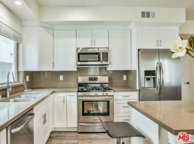Building Photo - 1424 S Bentley Ave