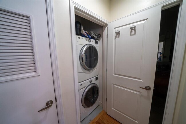 Building Photo - 44 Peachtree Pl NE