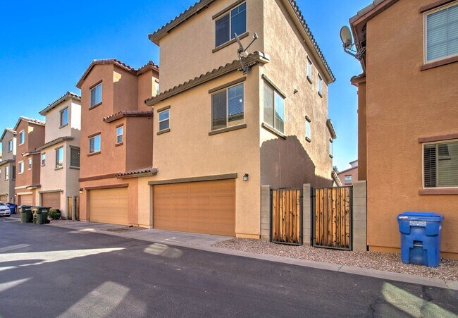 Building Photo - 2014 N 77th Dr