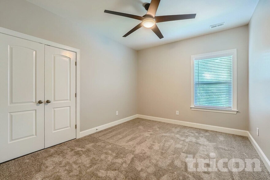 Building Photo - 6013 Hyde Park Drive