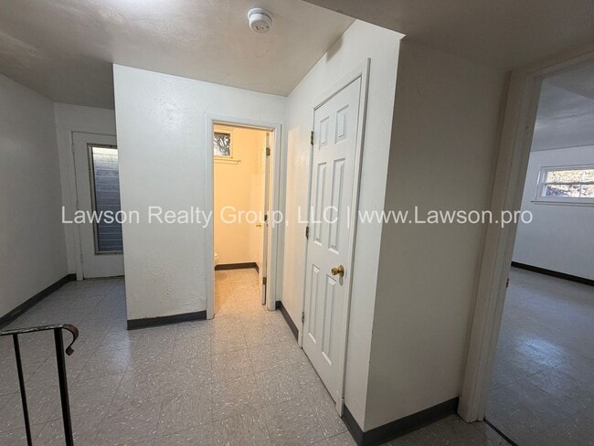 Building Photo - Beautiful Mid Century Modern Grandin Road Home