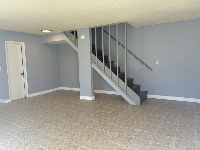 Building Photo - 1129 E La Deney Ct