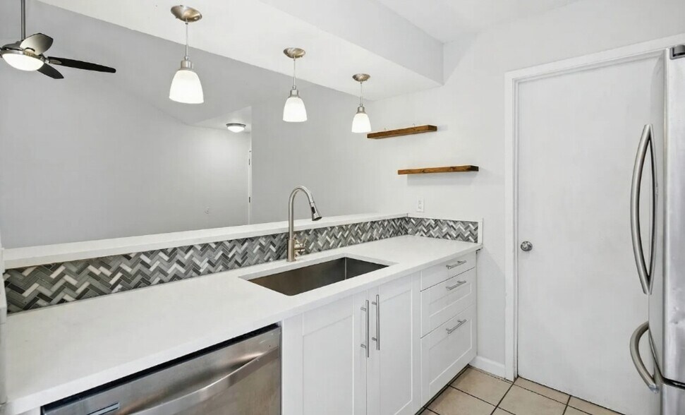 Kitchen with quartz countertops - 11401 Ptarmigan Dr
