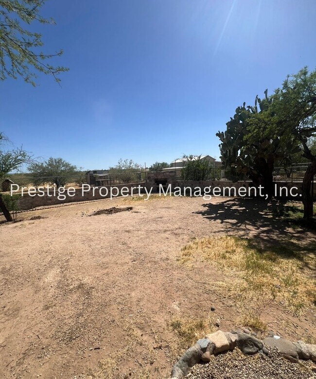 Building Photo - 3BD 2BA Waiting for You to Call Home!!