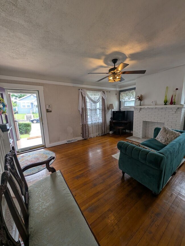 Building Photo - 3 Bed/1 Bath Home for Rent -- $300 CREDIT AVAILABLE
