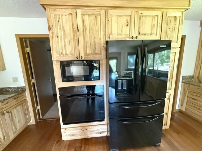 Building Photo - Private and Quiet Six Bedroom Home on 1 Acre, Southside Bozeman