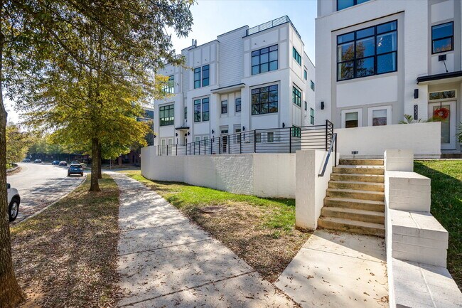 Building Photo - Luxury Living with amazing views!