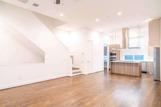 Building Photo - 5869 E Post Oak Ln