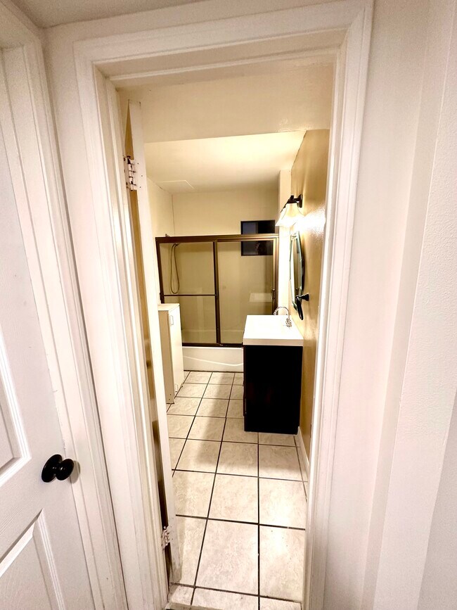 Full bathroom - 5303 Alhama Dr