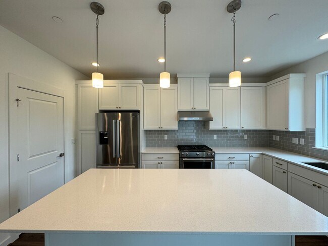 Building Photo - Luxury townhouse for rent