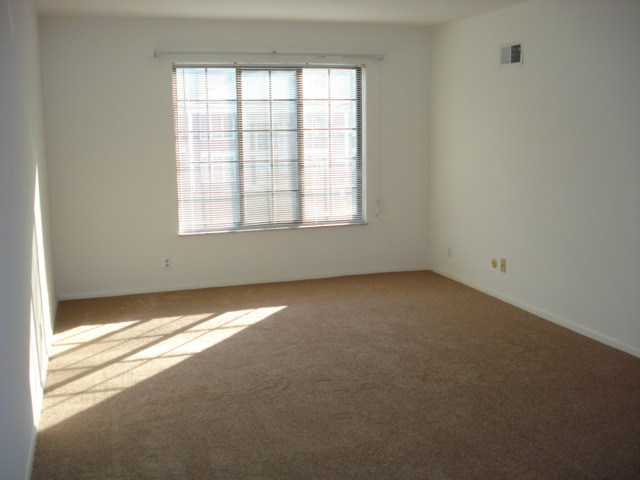 Building Photo - 6560 Kingsbridge Dr
