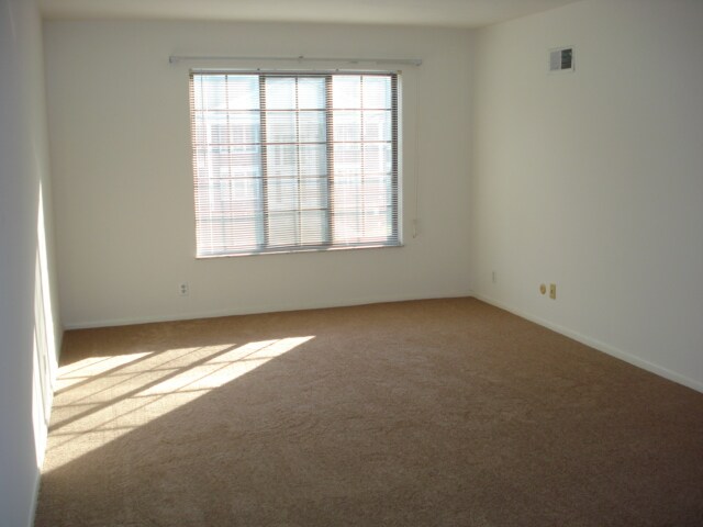 Building Photo - 6560 Kingsbridge Dr