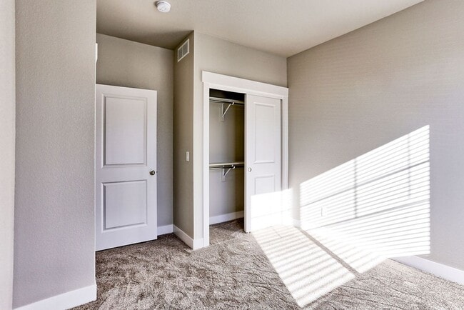 Building Photo - MOVE In SPECIAL - Beautiful 3 Bedroom 2 1/2 Bath Townhome in Loveland