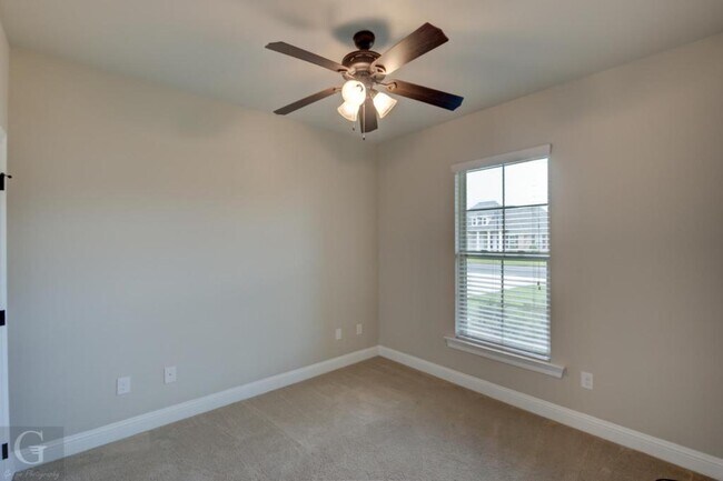 Building Photo - 650 Alder Ln