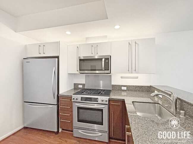 Building Photo - Beautiful 1B/1BA Condo in Downtown Near Petco Park W/ Views, A/C, W/D, Balcony, Rooftop Deck & Gym!