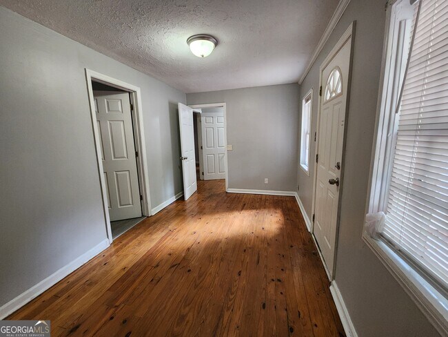 Building Photo - 4120 Fairview Dr