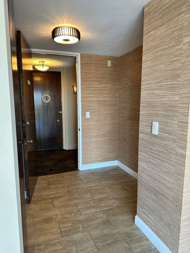 Building Photo - Spacious 2 Bedroom 2 Baths Condo with Wate...