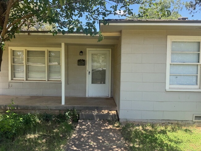 Building Photo - Charming 2 Bed 1 Bath 1 Car Garage Home