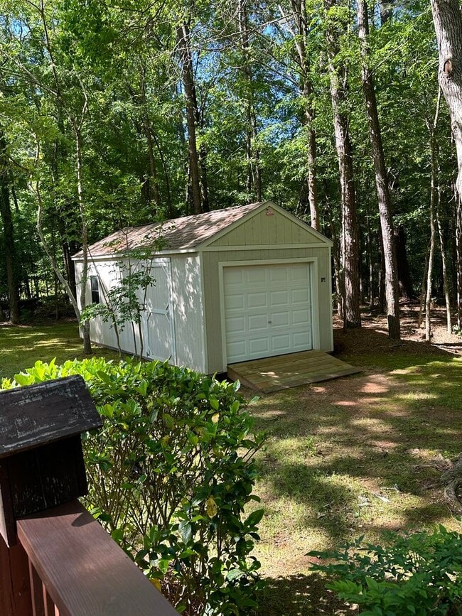 Building Photo - Get your lake therapy on, with this 3br 1ba close to the lake!