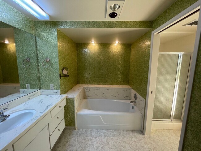 Building Photo - Custom home located next to Oakdale Country Club!