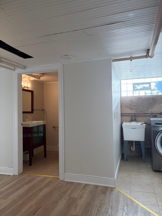 Building Photo - 934 W Shore Dr