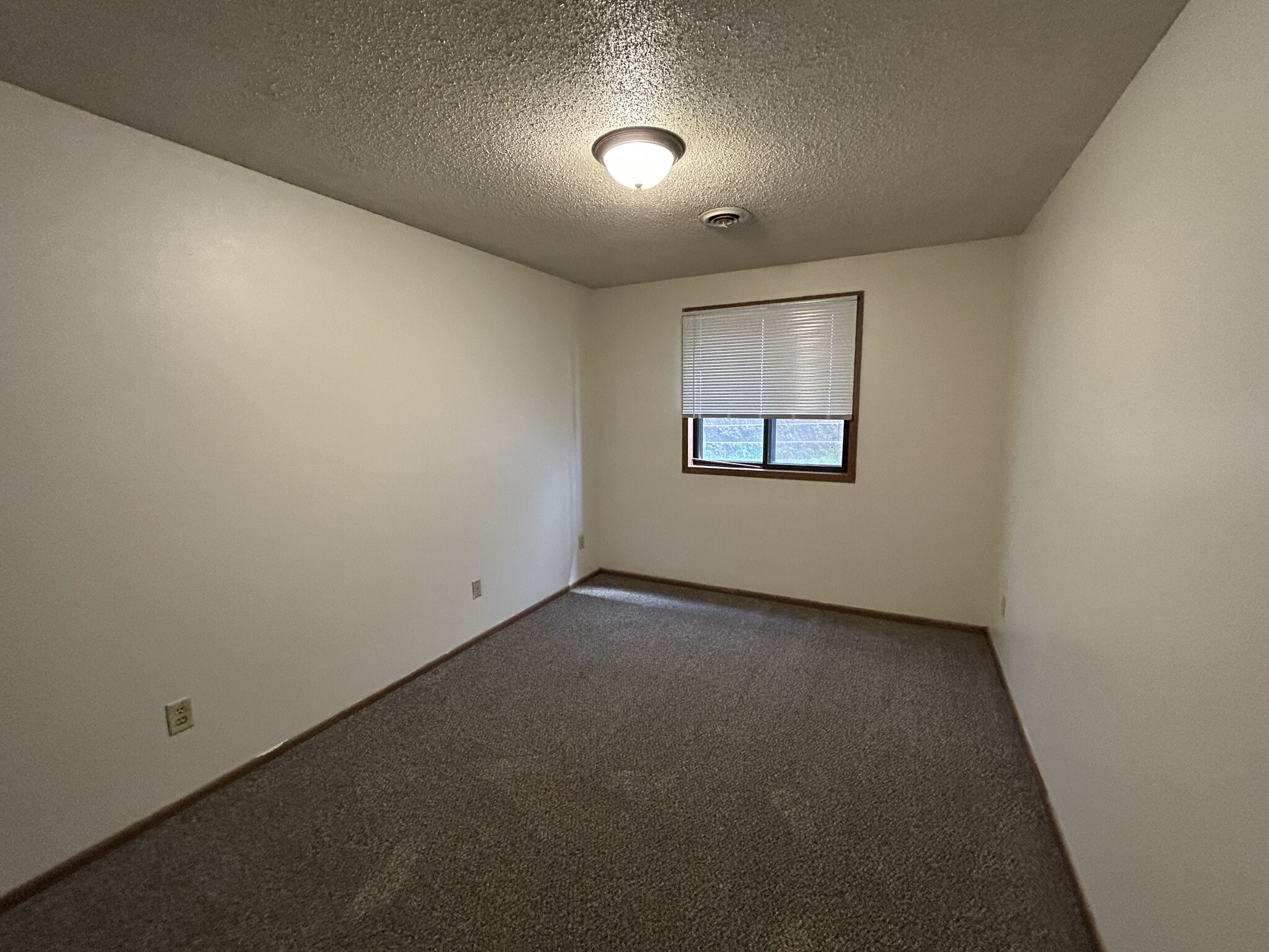 Building Photo - 418 S Van Buren St