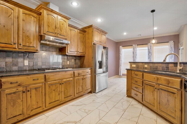 Building Photo - Executive Bentonville Home convenient to WM Home Office and more!