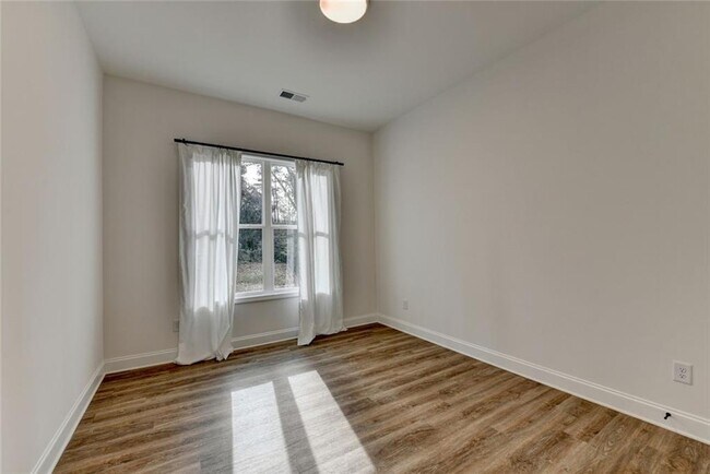 Building Photo - 1329 Davis St